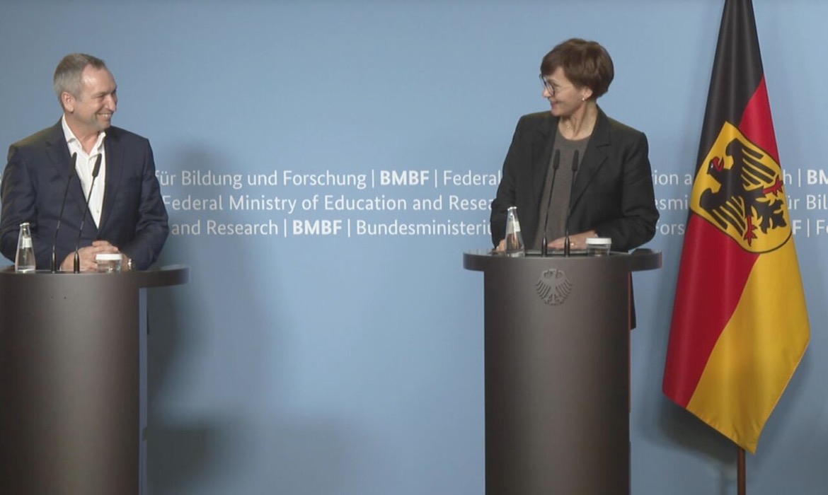 Roland Eils (BIH) und Bettina Stark-Watzinger (BMBF)